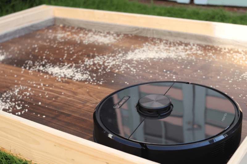 Roborock S6 during the oatmeal suction test on laminate